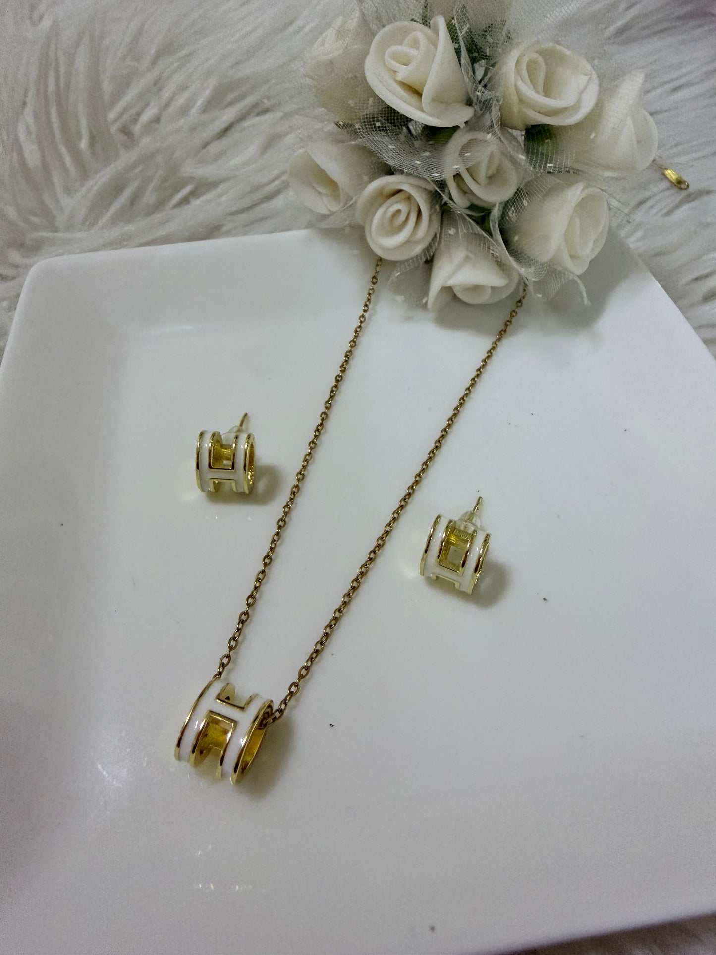 Heba Necklace and Earrings Set White