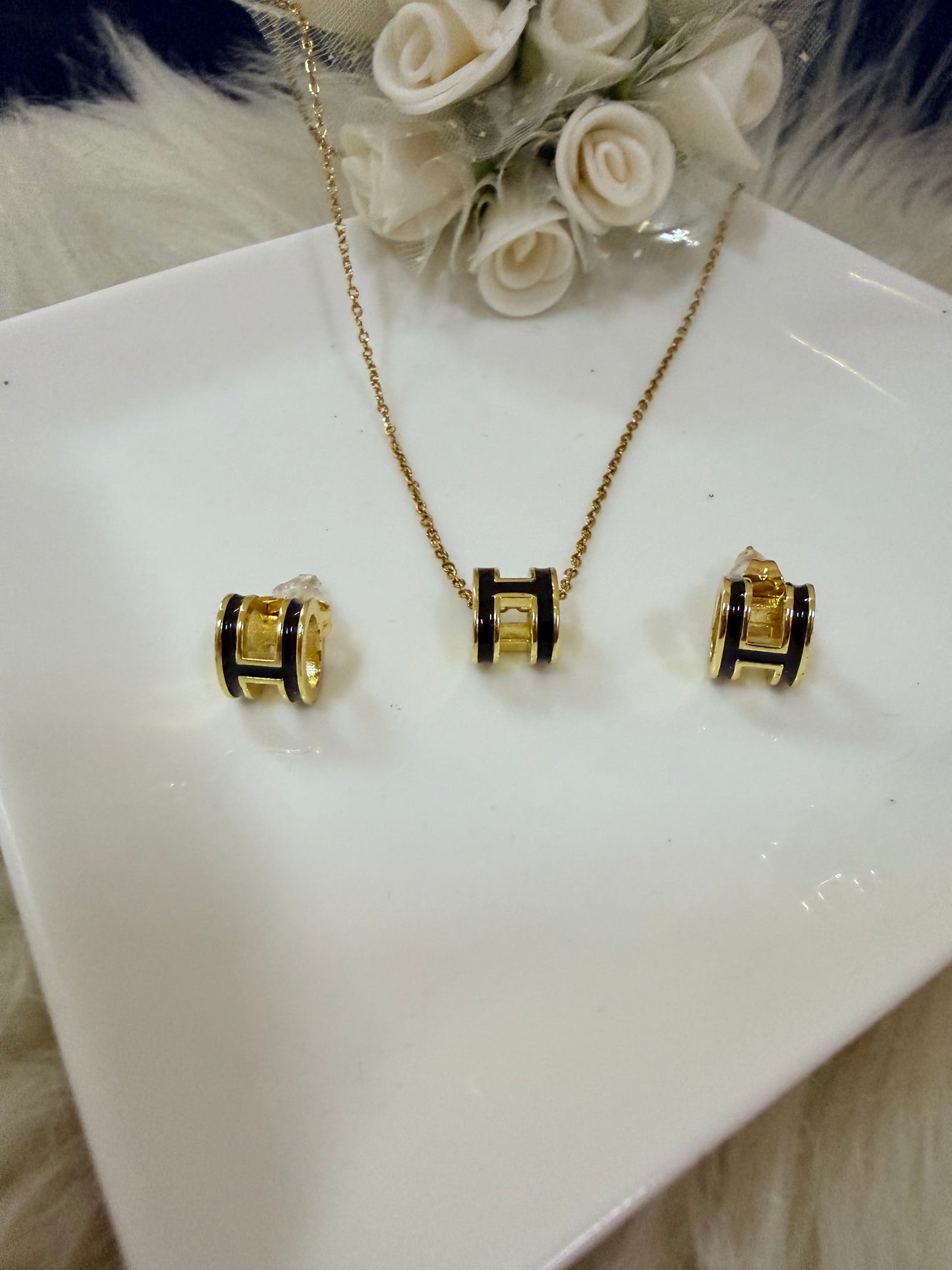 Heba Necklace and Earrings Set Black