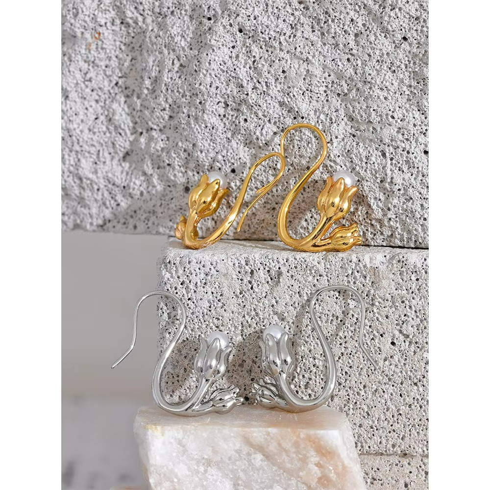 Tulip Pearl Earrings