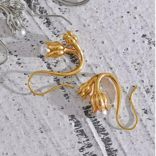 Tulip Pearl Earrings