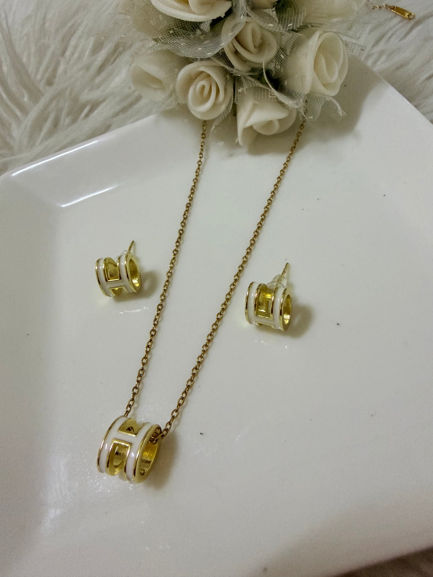 Heba Necklace and Earrings Set White