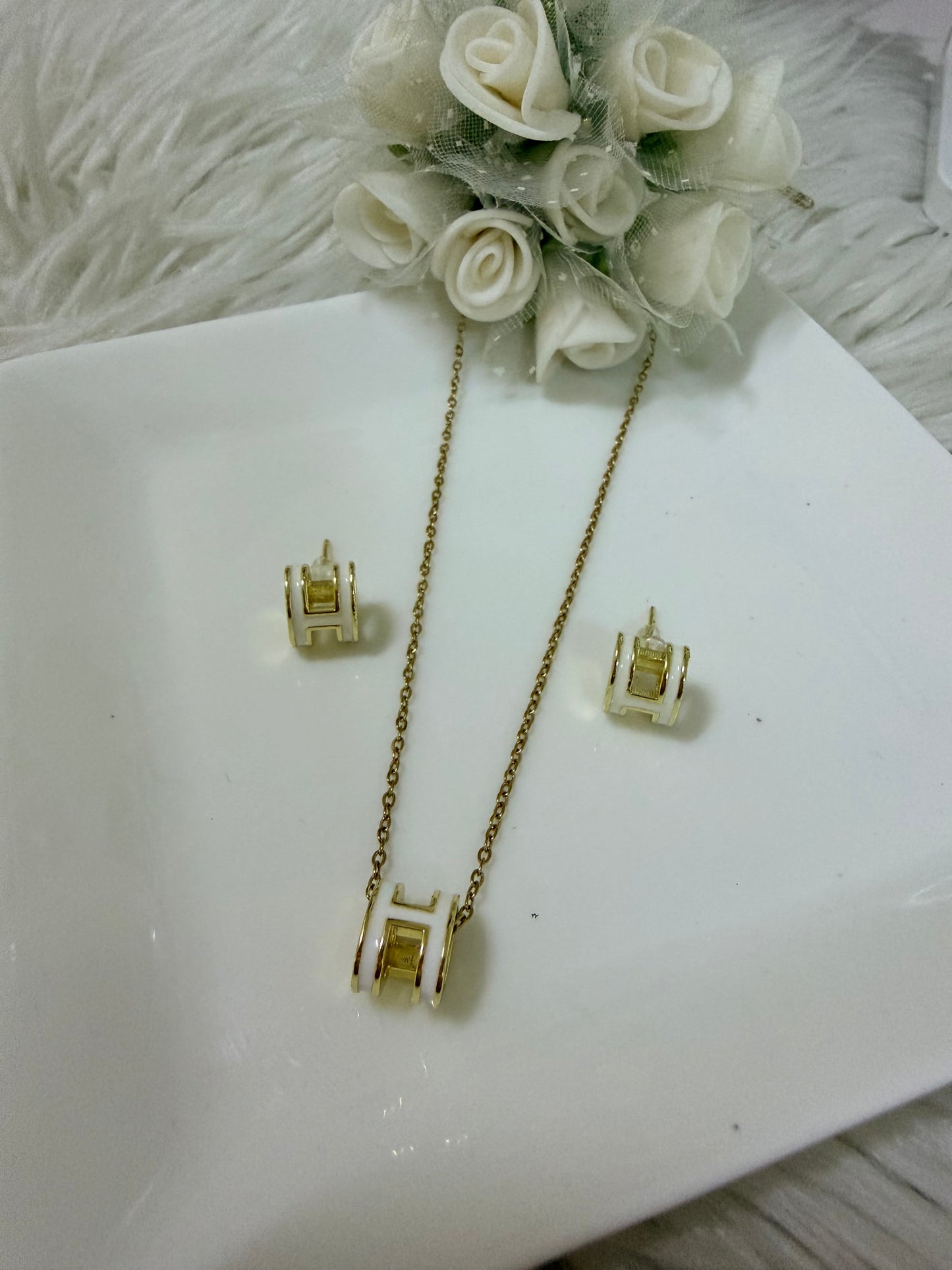 Heba Necklace and Earrings Set White