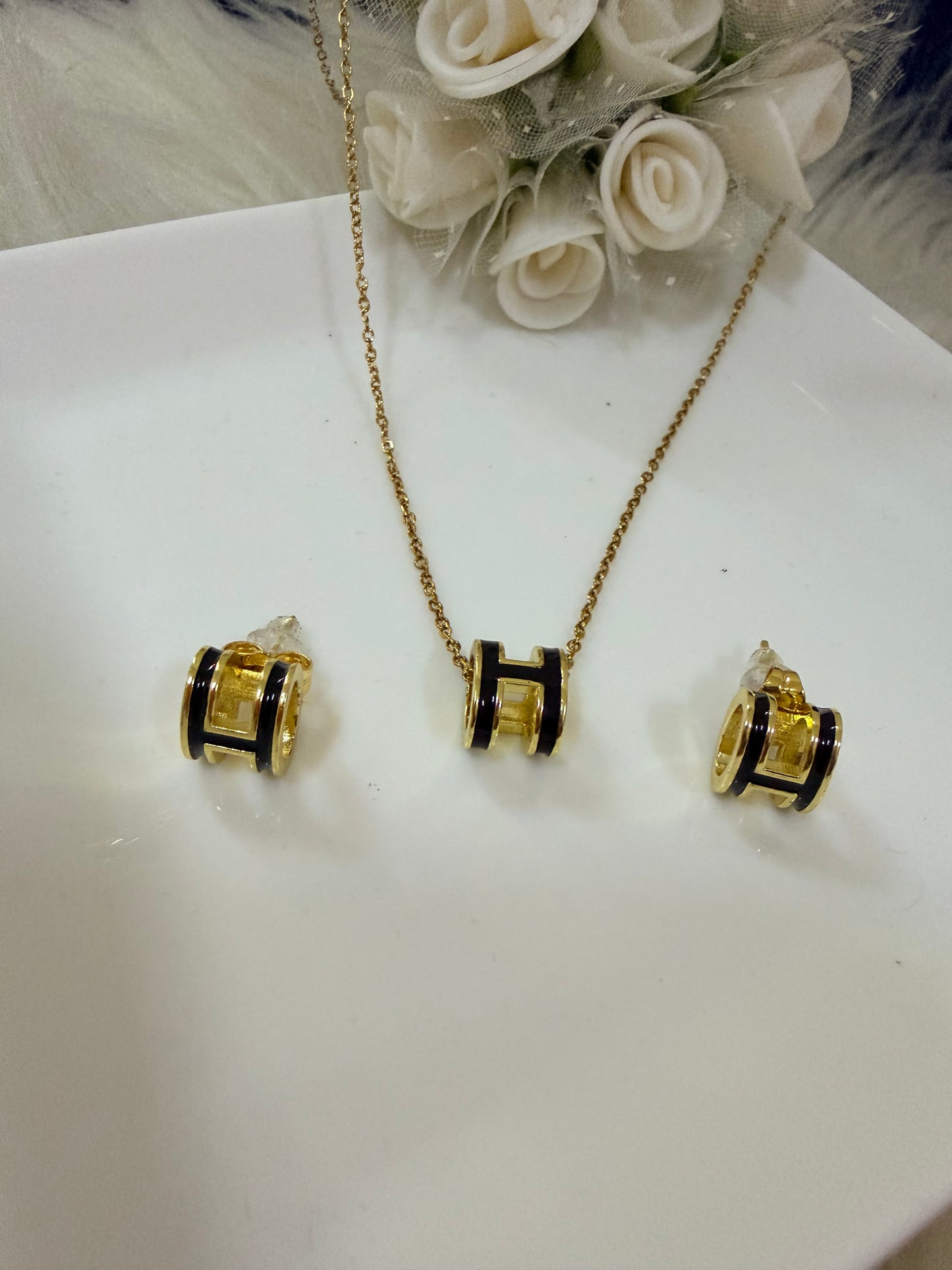 Heba Necklace and Earrings Set Black