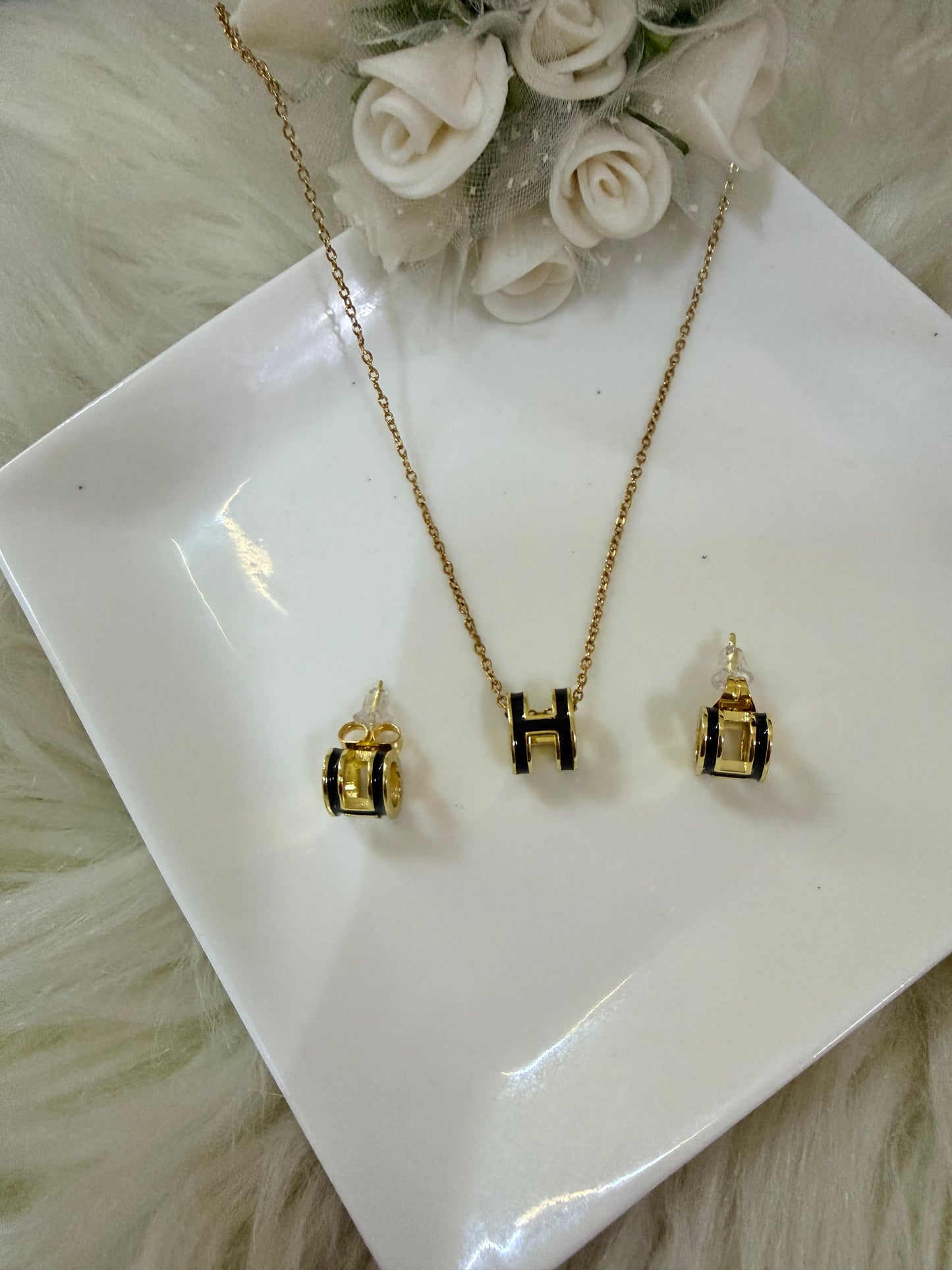 Heba Necklace and Earrings Set Black