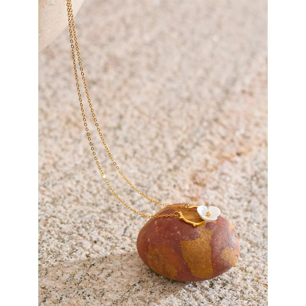 Sweet Resin Flower Pendant Necklace