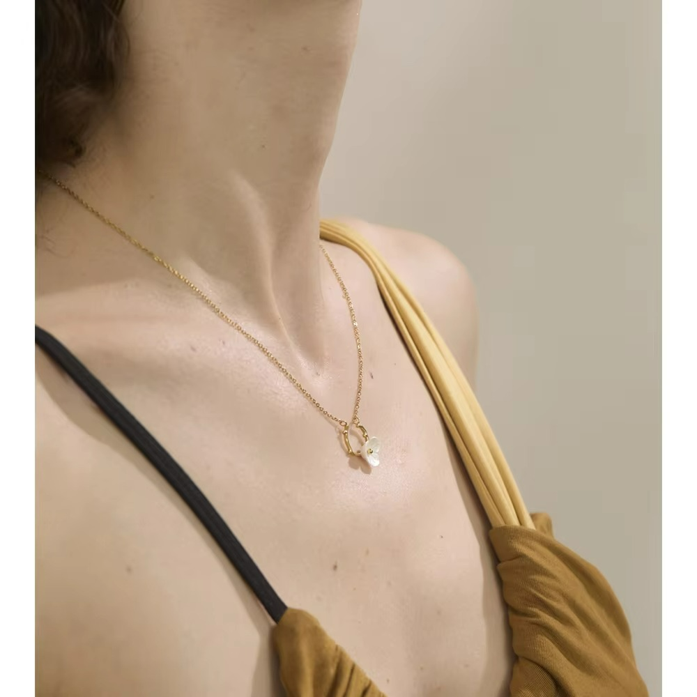 Sweet Resin Flower Pendant Necklace